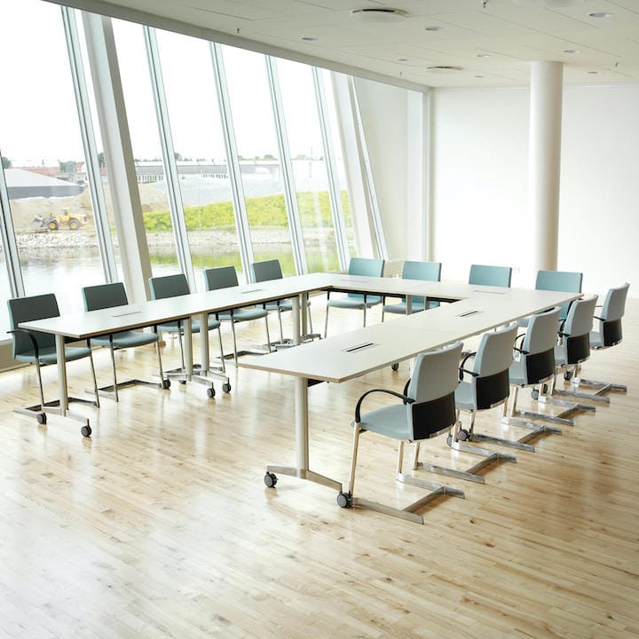 שולחן לחדר ישיבות