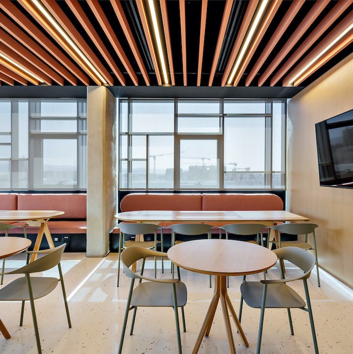 שולחן עץ עגול