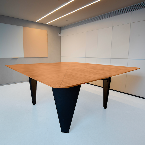שולחן ישיבות בעיצוב אישי