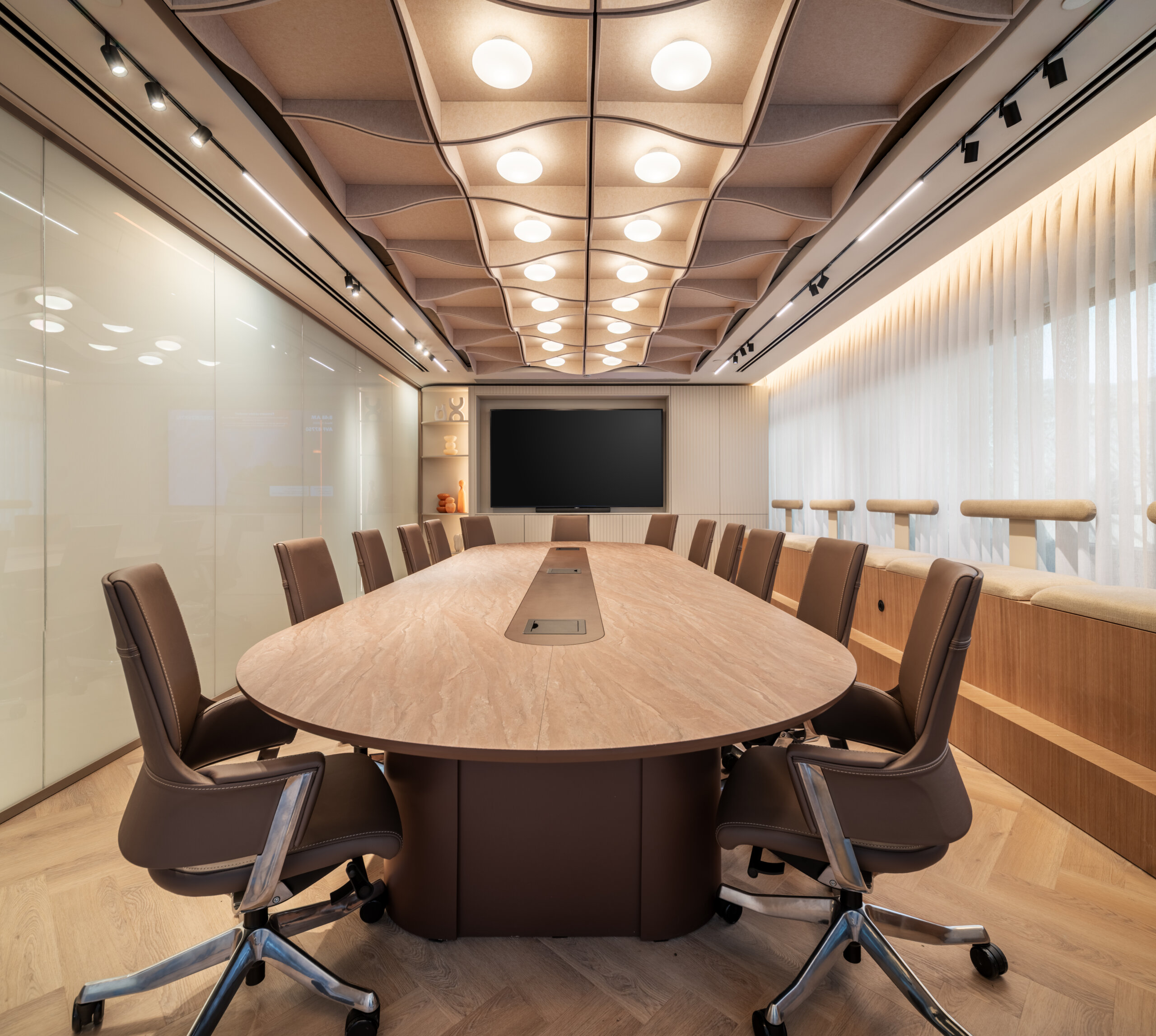 שולחן MOON בייצור פיטרו+delphi chair meryfair