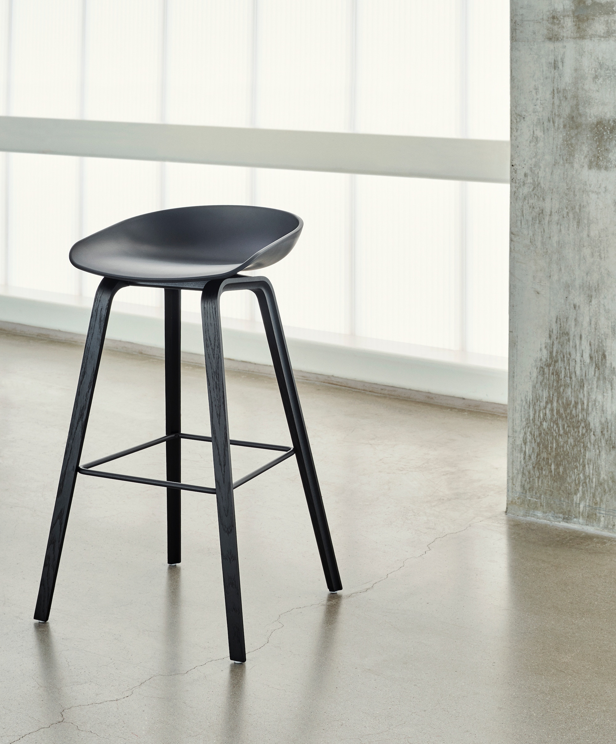 aas-32-high-base-black-wb-lacquer-oak-base-footrest-black-seat-black-2000