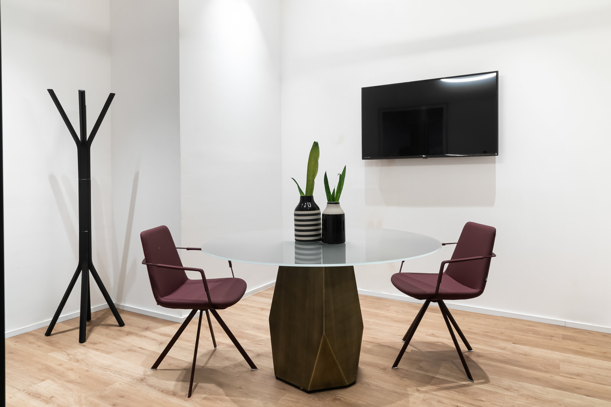 deod table sovet+pera b&t+מתלה מעילים פיטרו