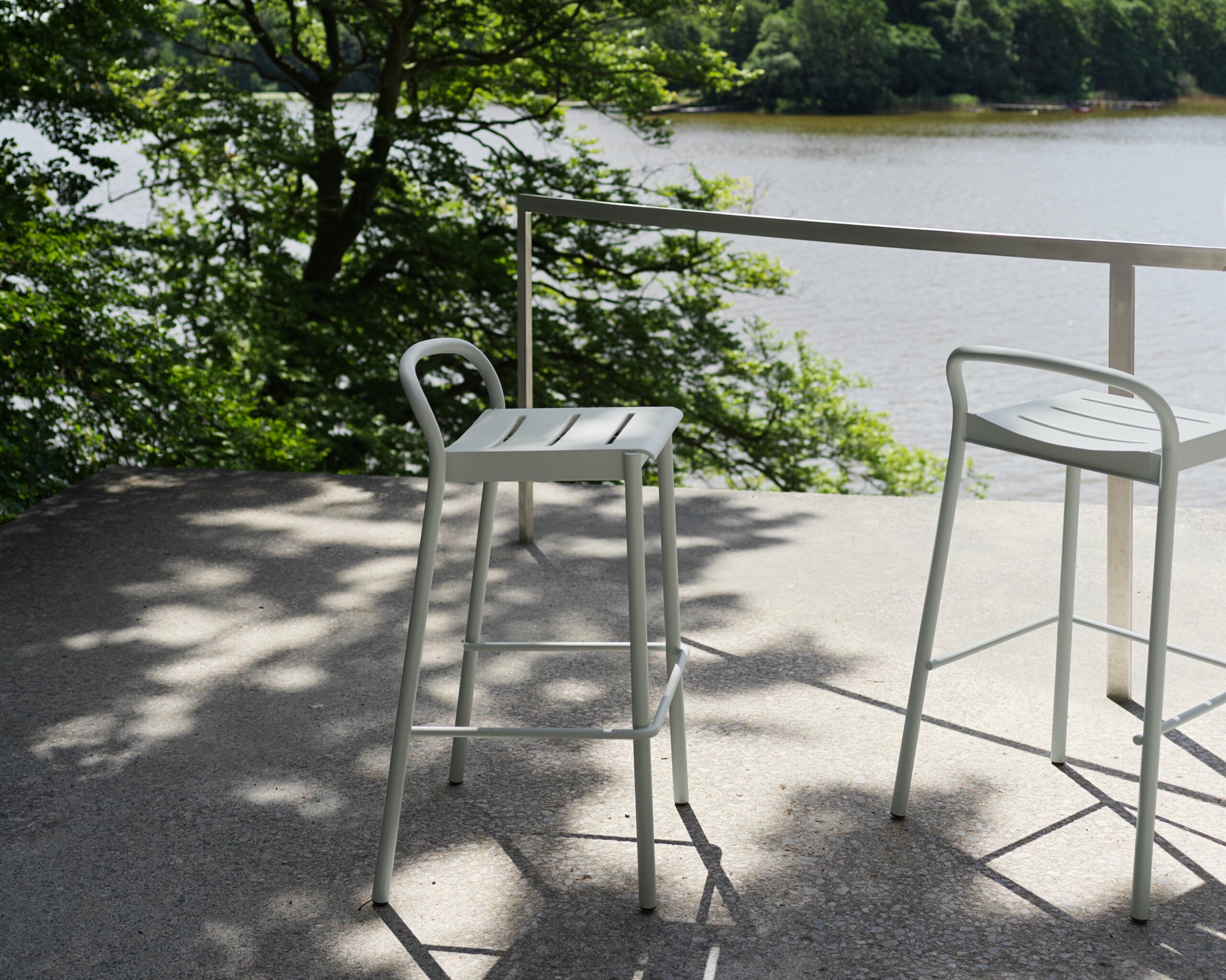 linear-steel-bar-stool-grey-h75-muuto-org