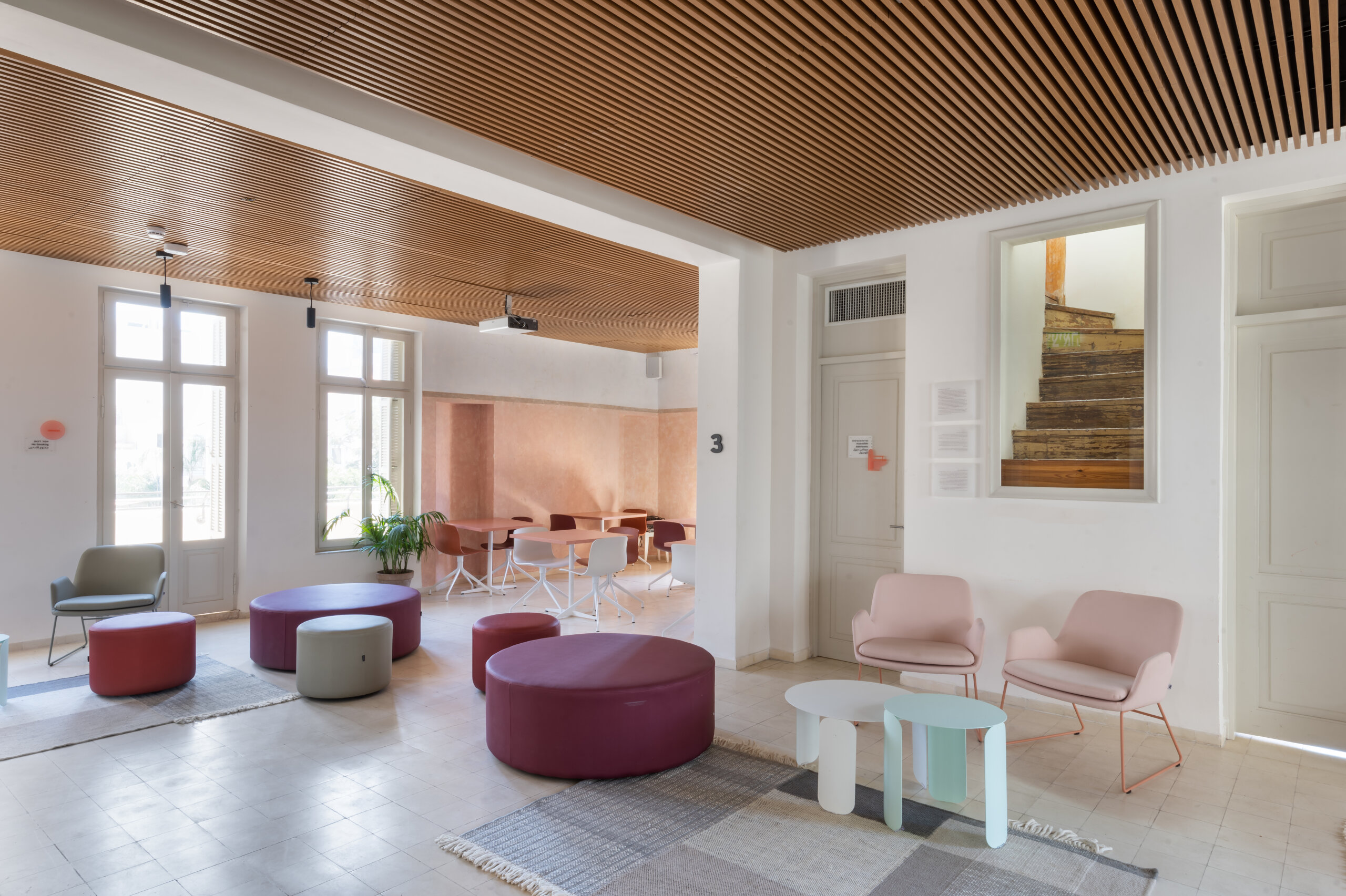 local pouf+daisy lounge b&t