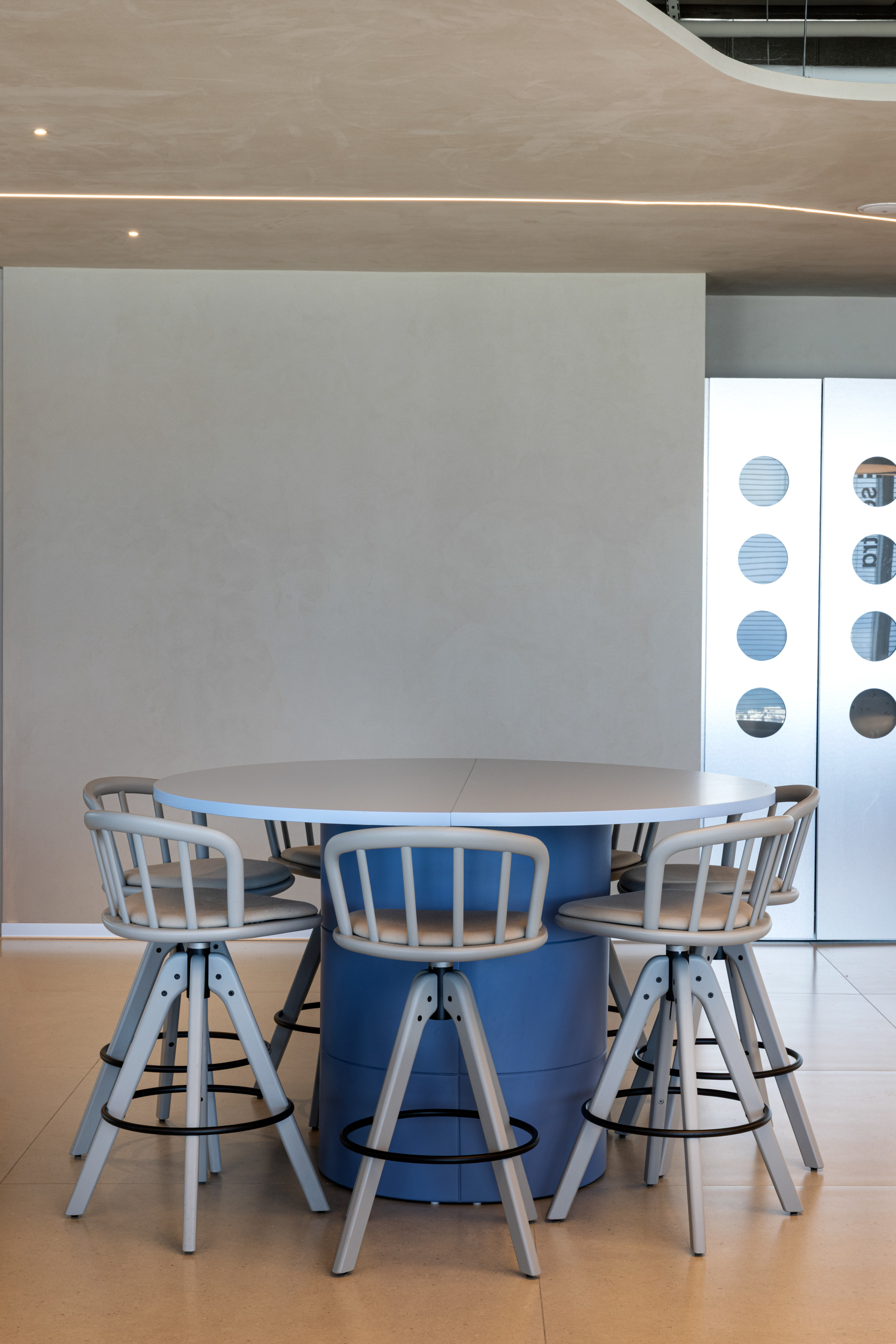moon-table-pitaronym-bar-stool-pedrali-1