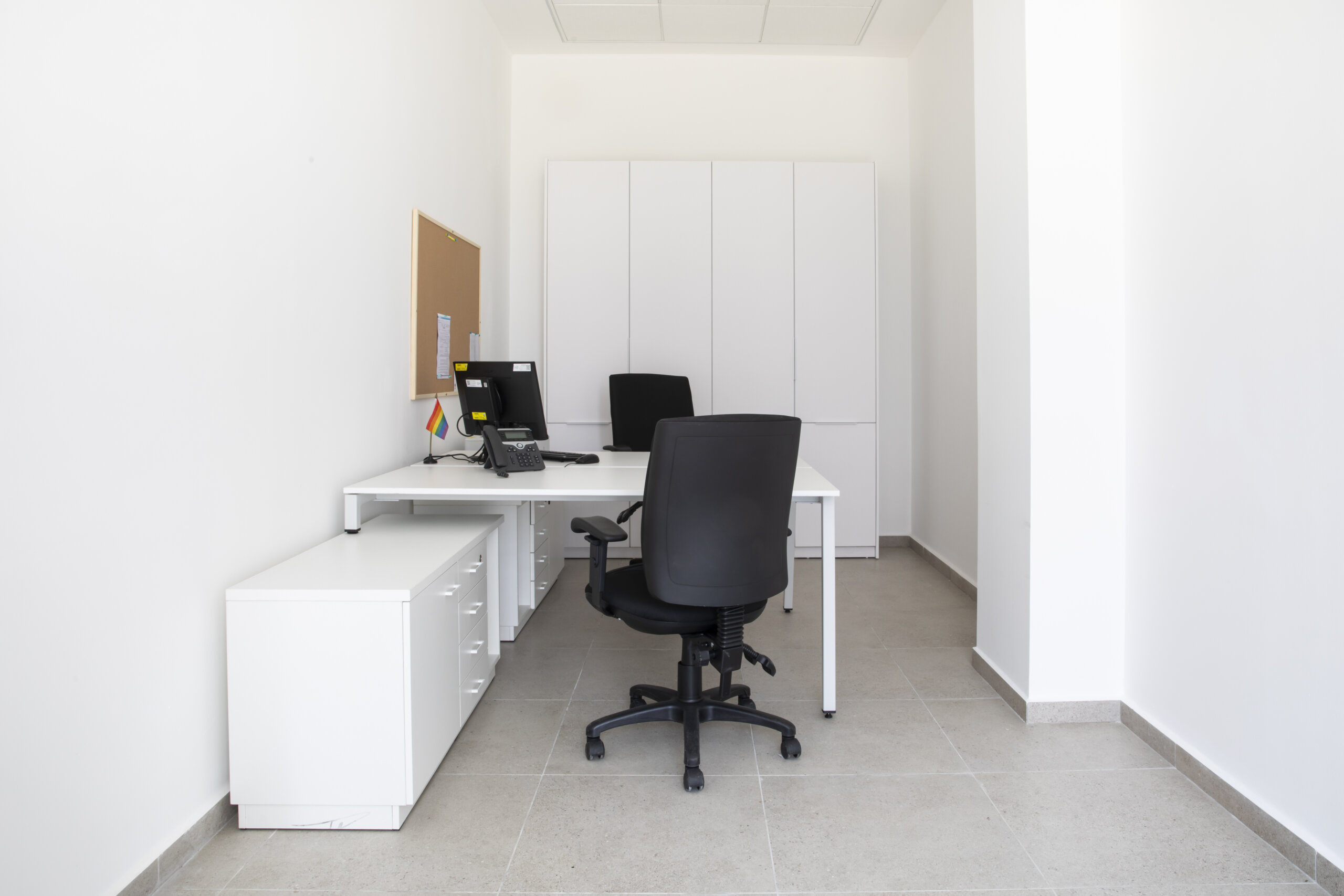 noa bench raio+שלוחה מקומית+kind m chair