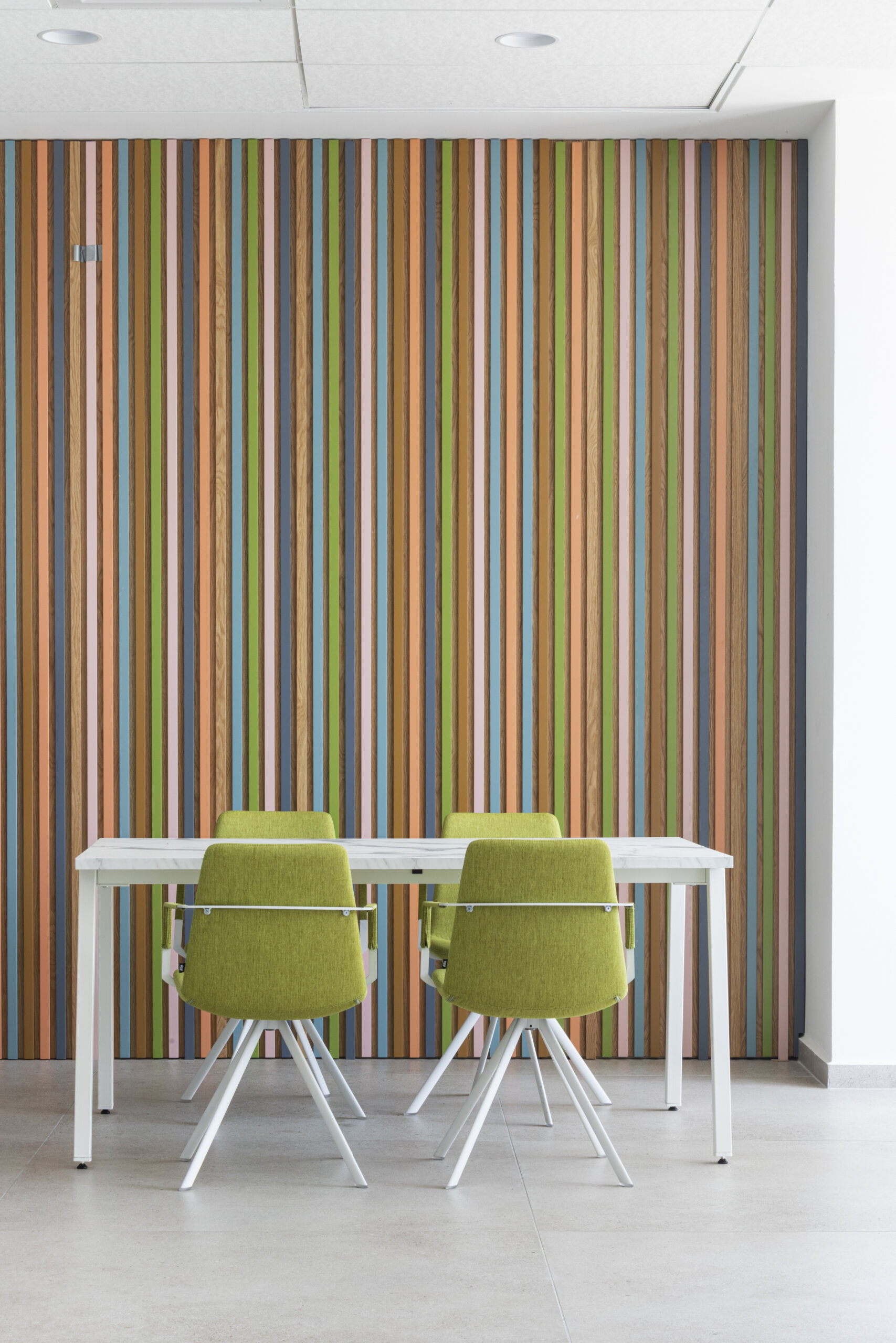 noa table+pera chair b&t