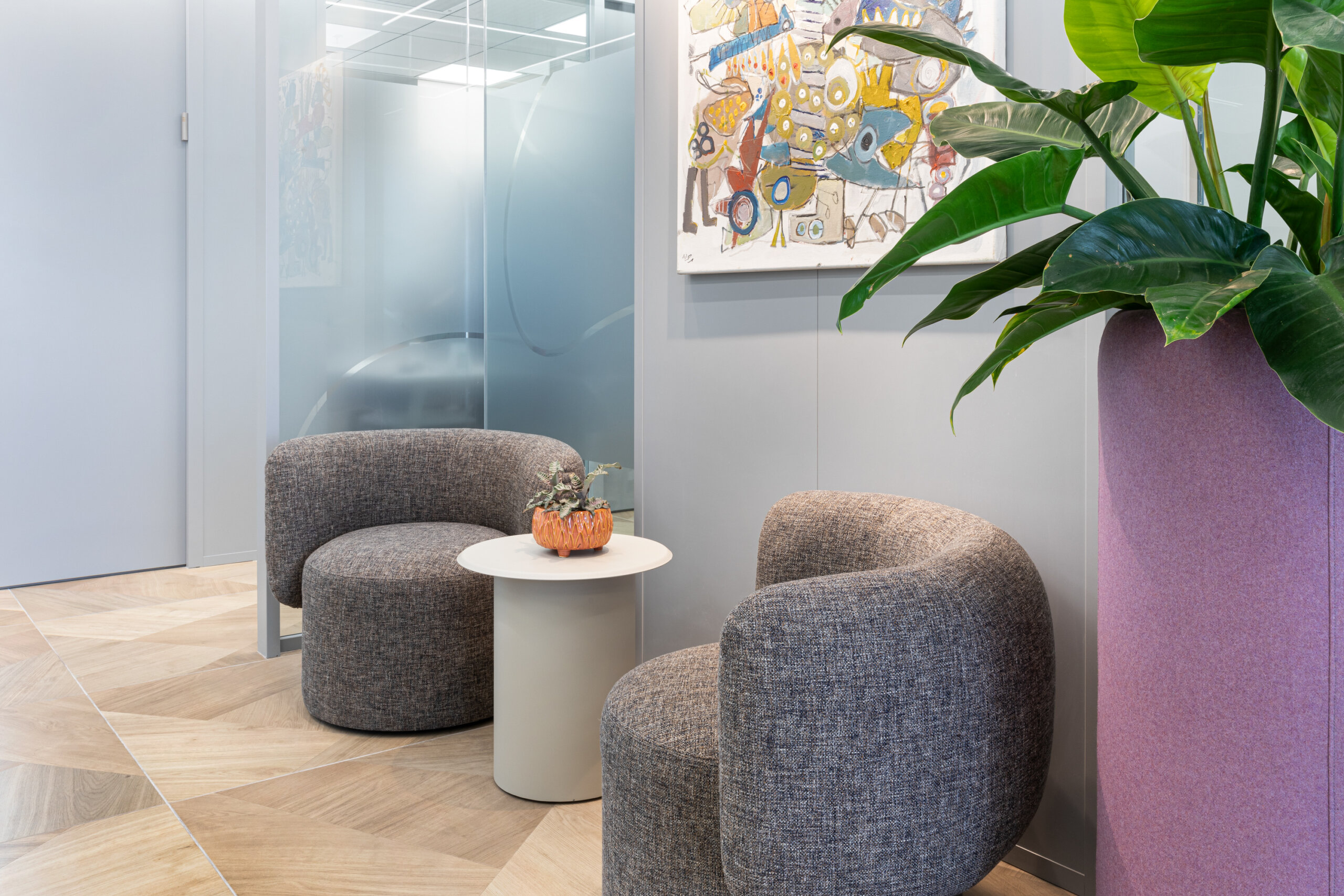 ora armchair+drage coffe table+ora armchair b&t (3)