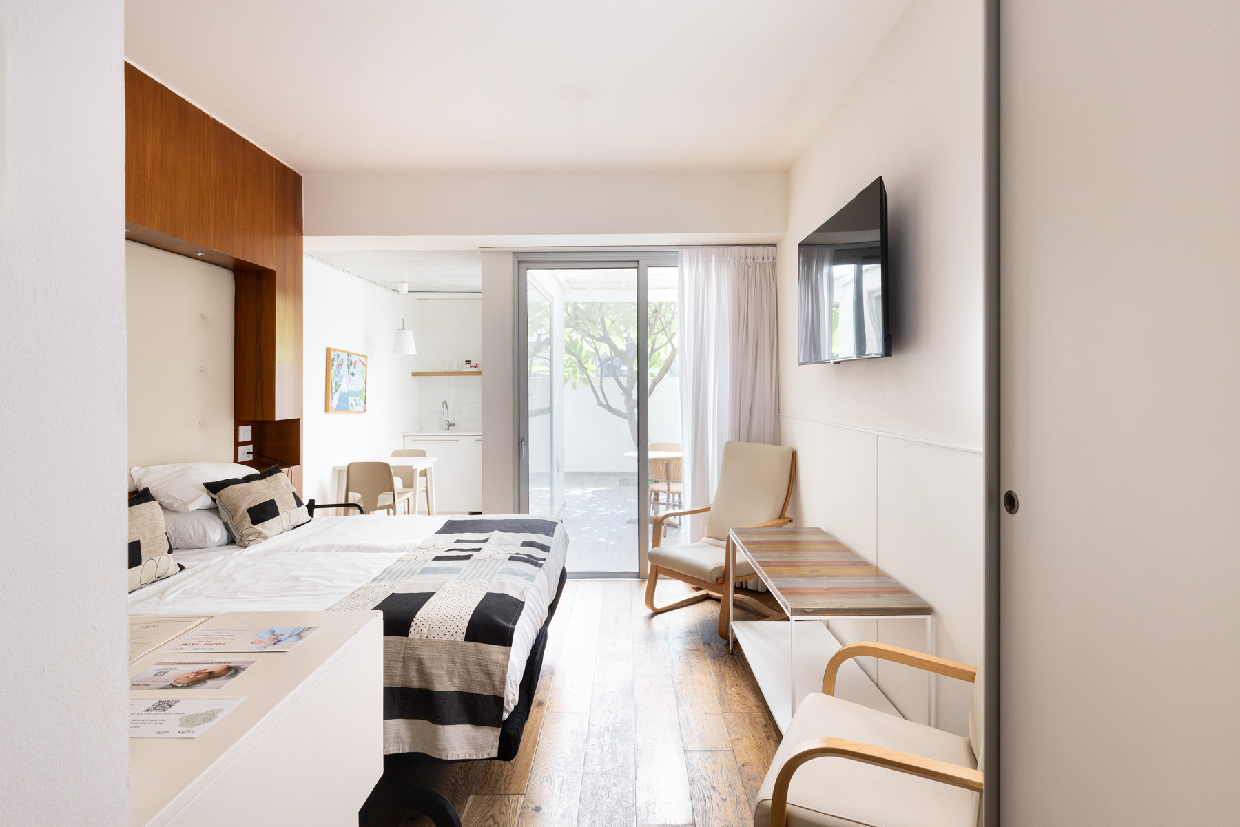 כורסה דנה פיטרו +noa table raio+margot chair omp