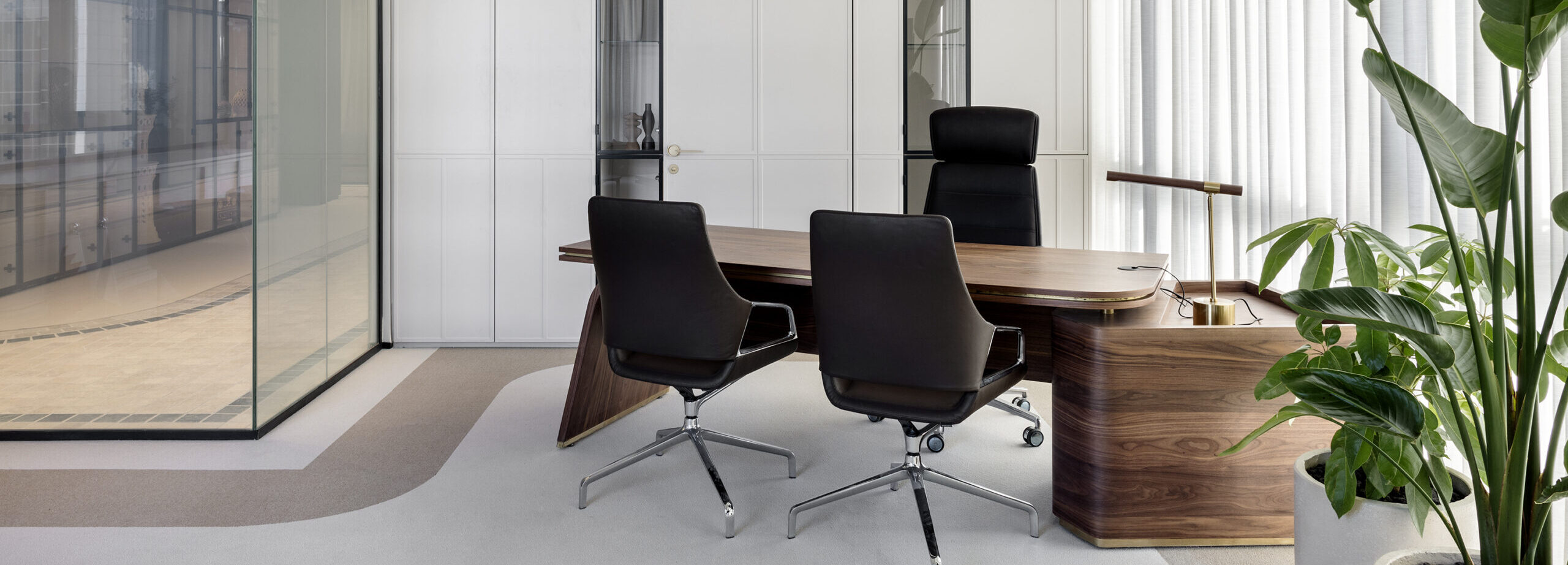 שולחן-בנגרות-מקומית-פיטרוGraph-chair-wilkhan-2-1-scaled-e1744722224214-1