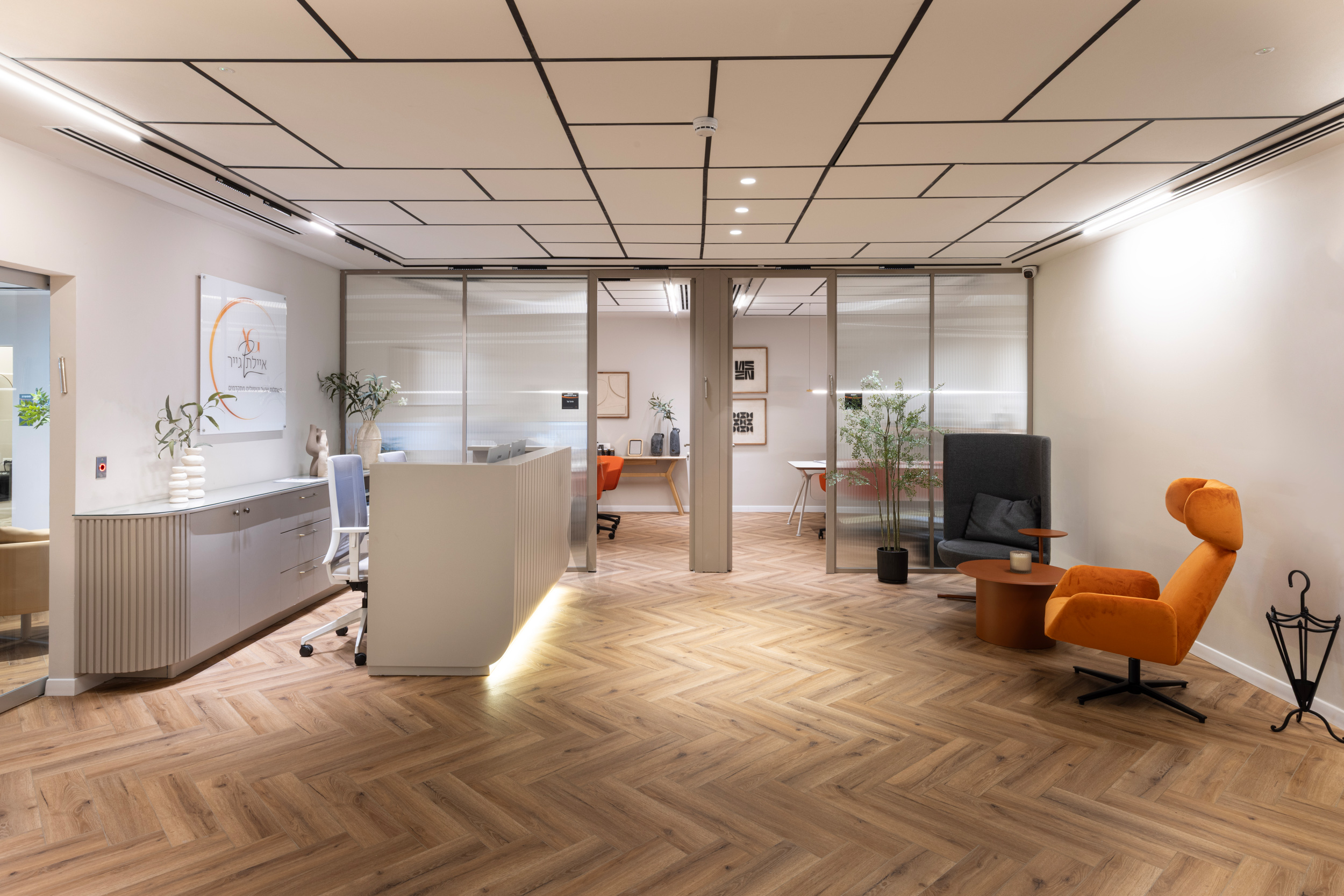 manta by noti+drage table+round private by b&t