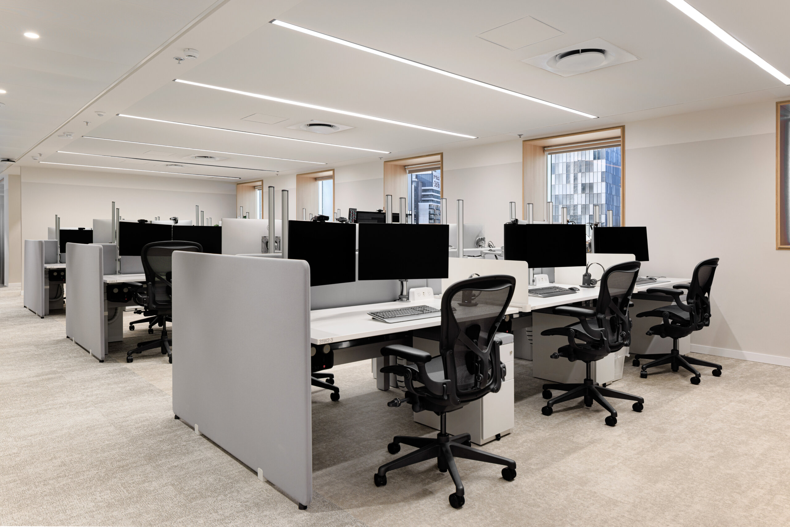 Ratio sitstand table+Aeron chair+kumi pedestal by MillerKnoll-herman miller