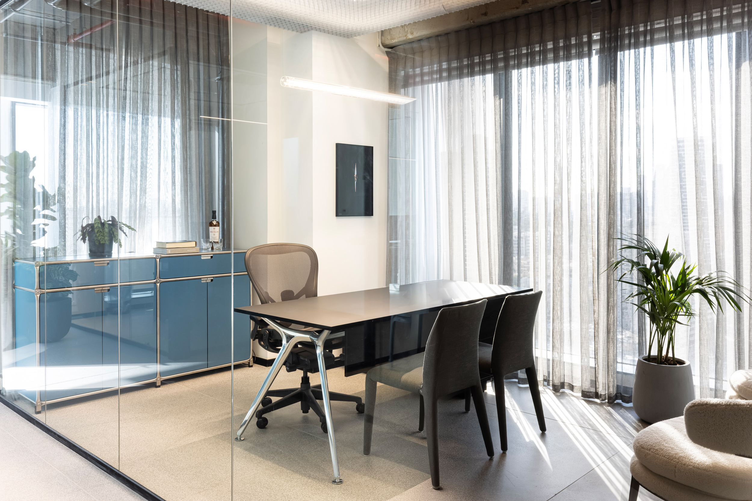arkitek by Actiu+aeron chair Millerknoll (3)