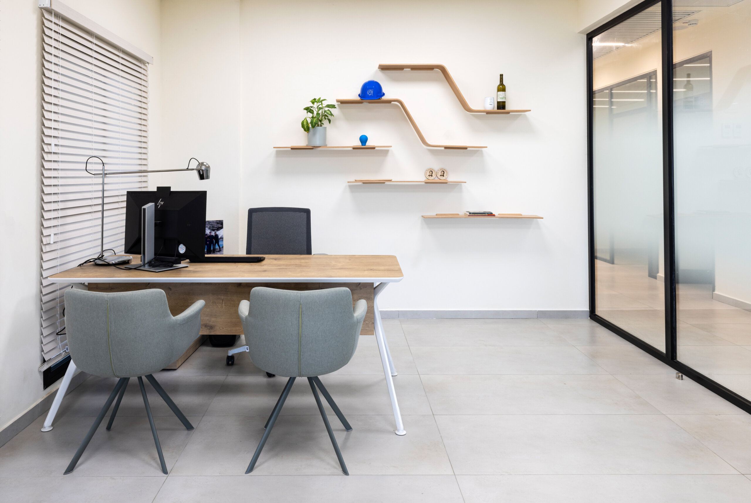 arkitek mannager by actiu+rego chair b&t+מדפי כיפוף פיטרו