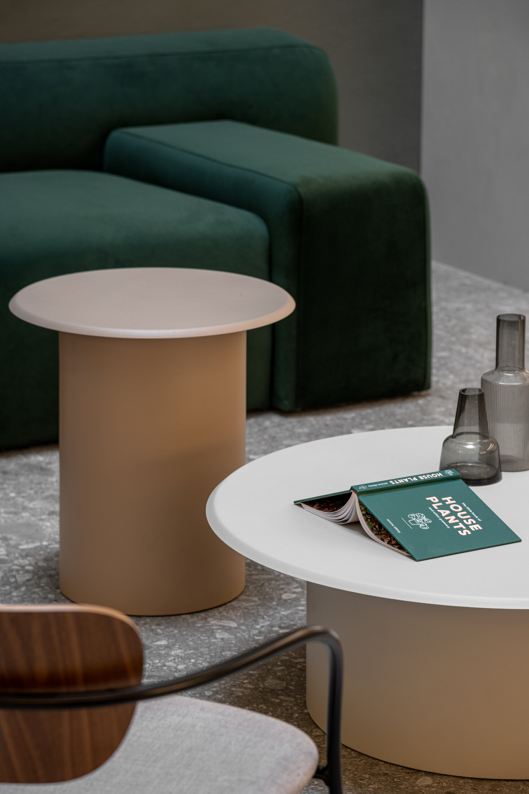 drage table by B&T+ספה בייצור מקומי שוע SUISEKY עי מיג דיזיין