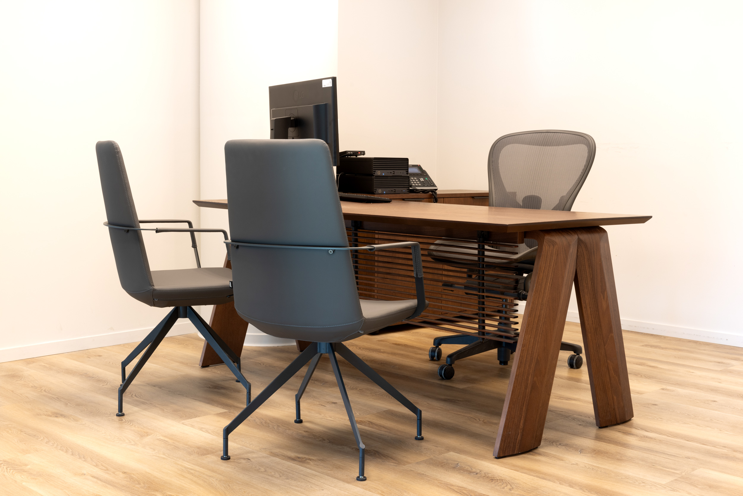 nature boss by Pitaro+aeron by Herman Miller+zone by B&T (2)