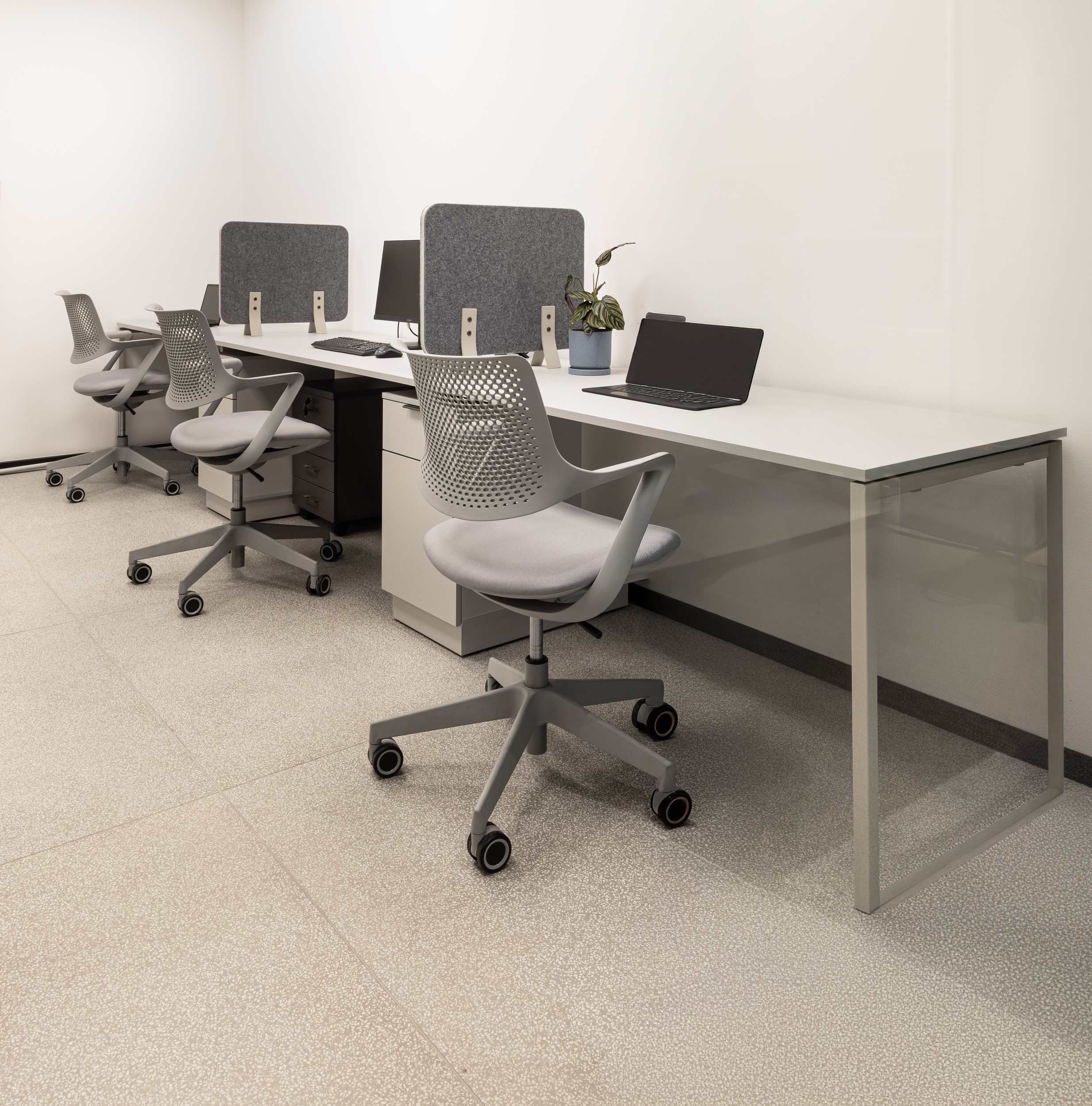 noa bench table+עגלת מגירות בנגרות מקומית רוכב כרגל+מחיצות בנגרות מקומית (3)