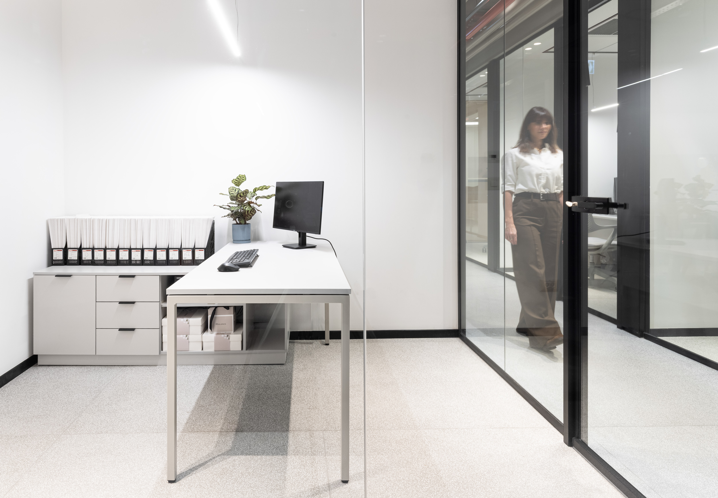 noa table by Raio+local Cabinet שלוחה בייצור מקומי (5)
