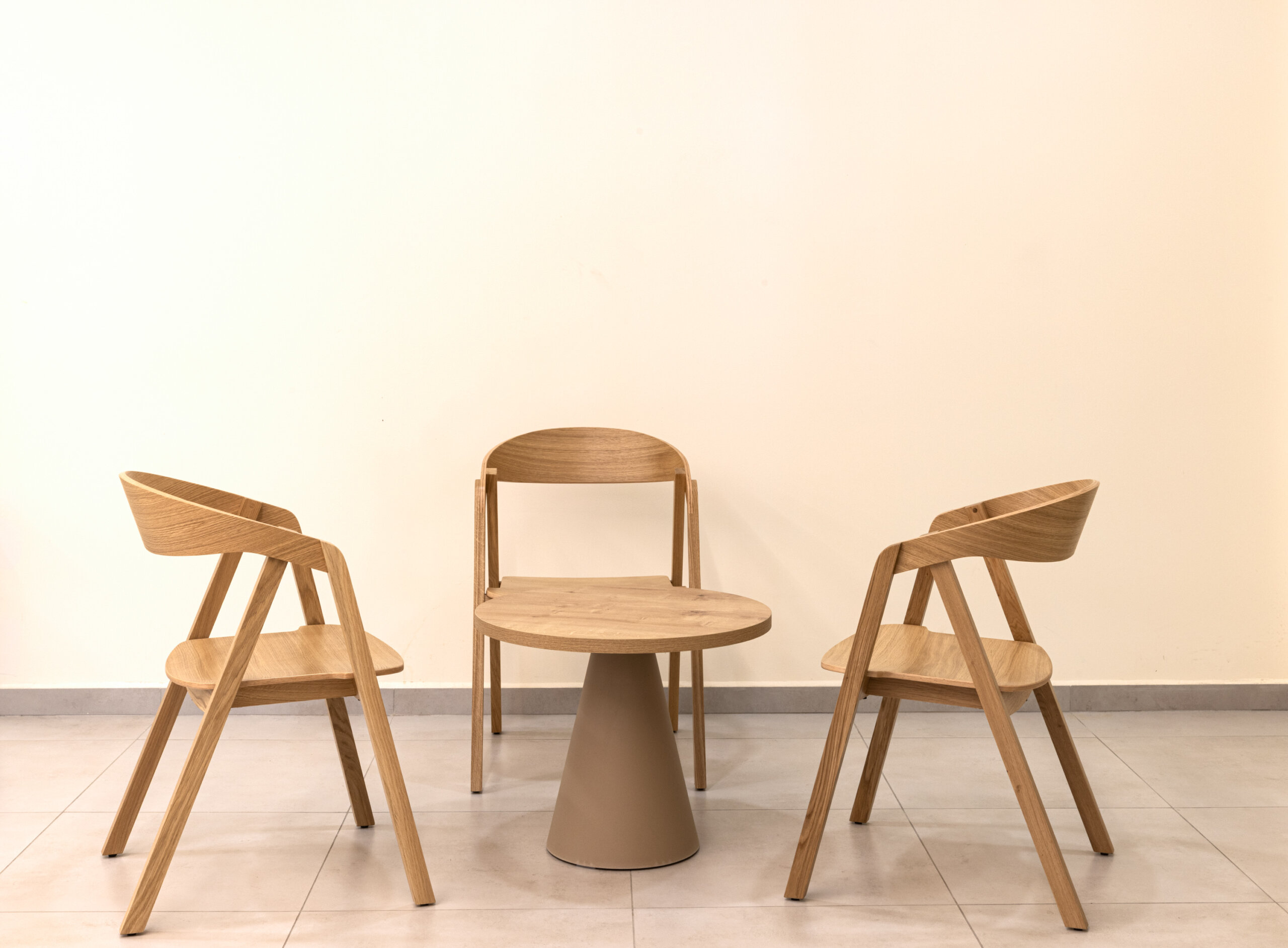 pony chair by Rikostyle+ikon coffee table by Pedrali