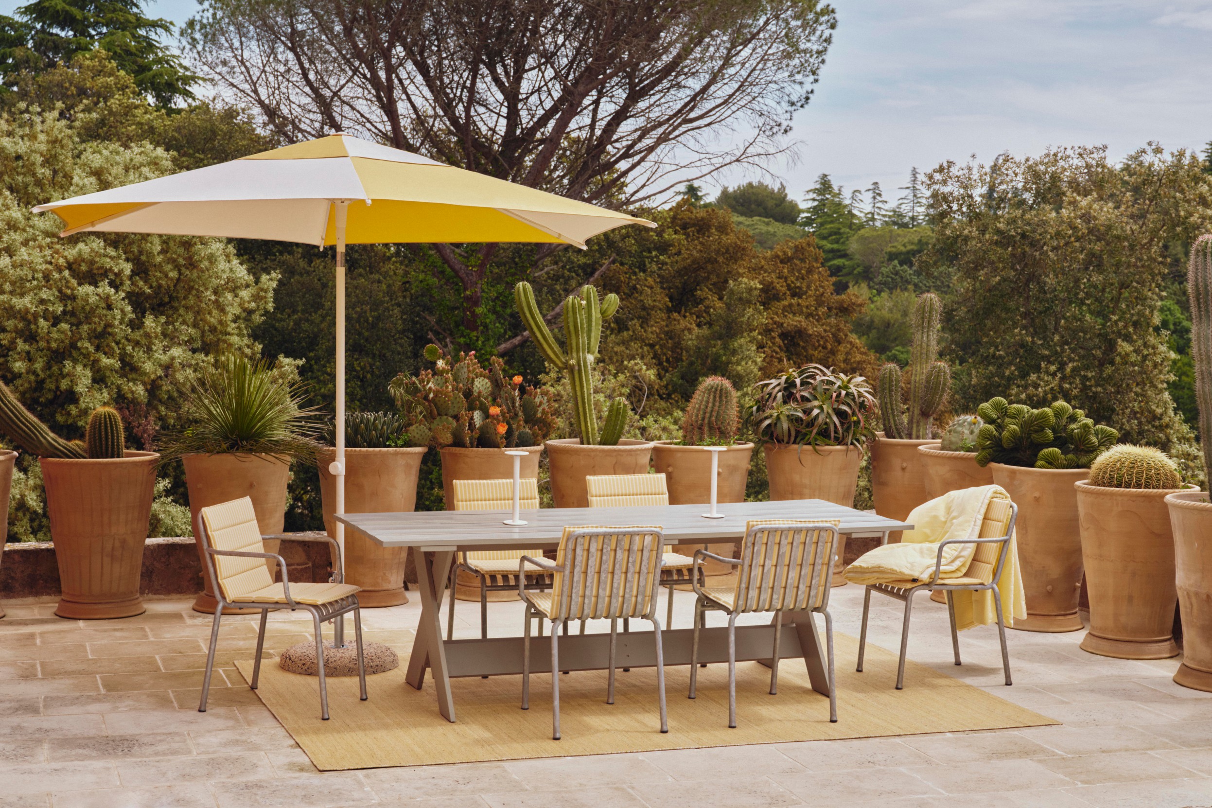 AA607-A234_Palissade Armchair_AE674-D363_AM89_Crate Dining Table_AF572-A884-AB98_Haze Rug_AF578-F623-AU94_Terrazza Parasol Hexagon (1)