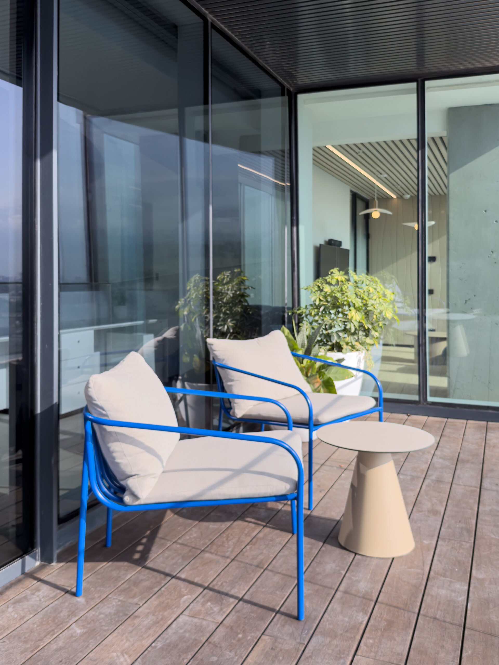 Ikon coffee table by Pedrali+ספה בייצור מקומי דודי מיג