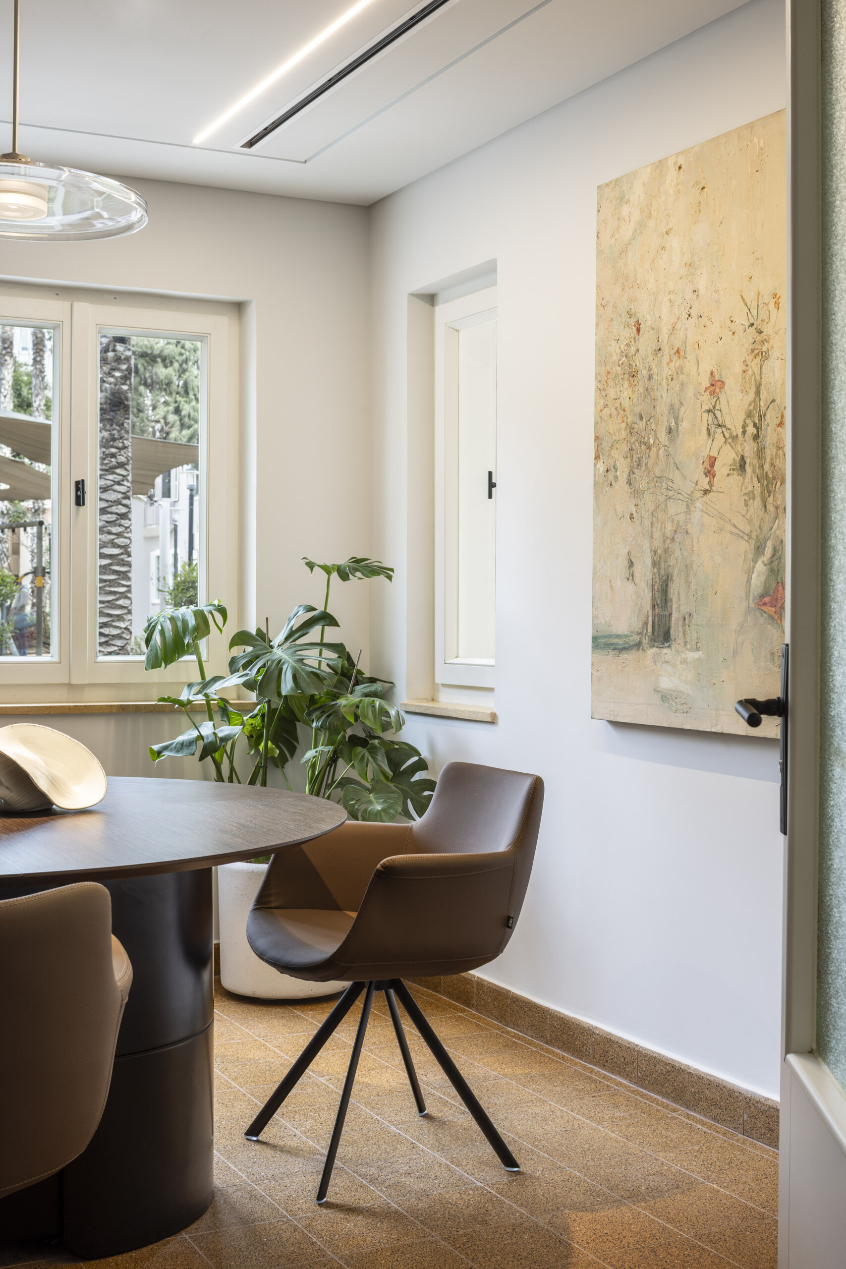 Moon table by Pitaro+rego chair by B&T (1)