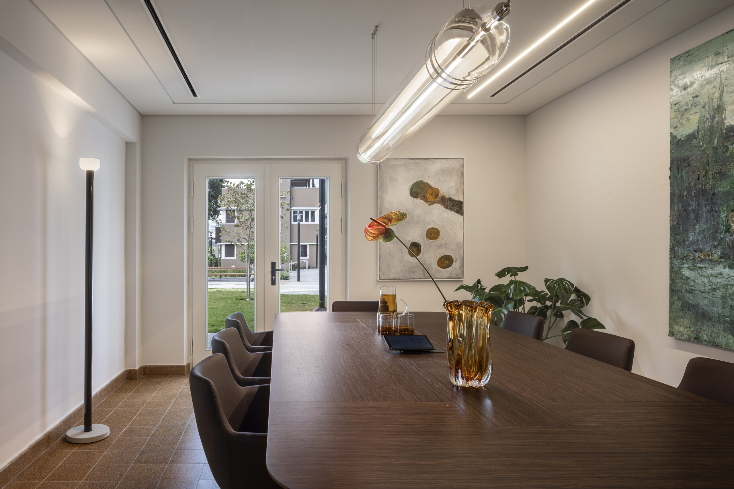 Moon table by Pitaro+rego chair by B&T (2)