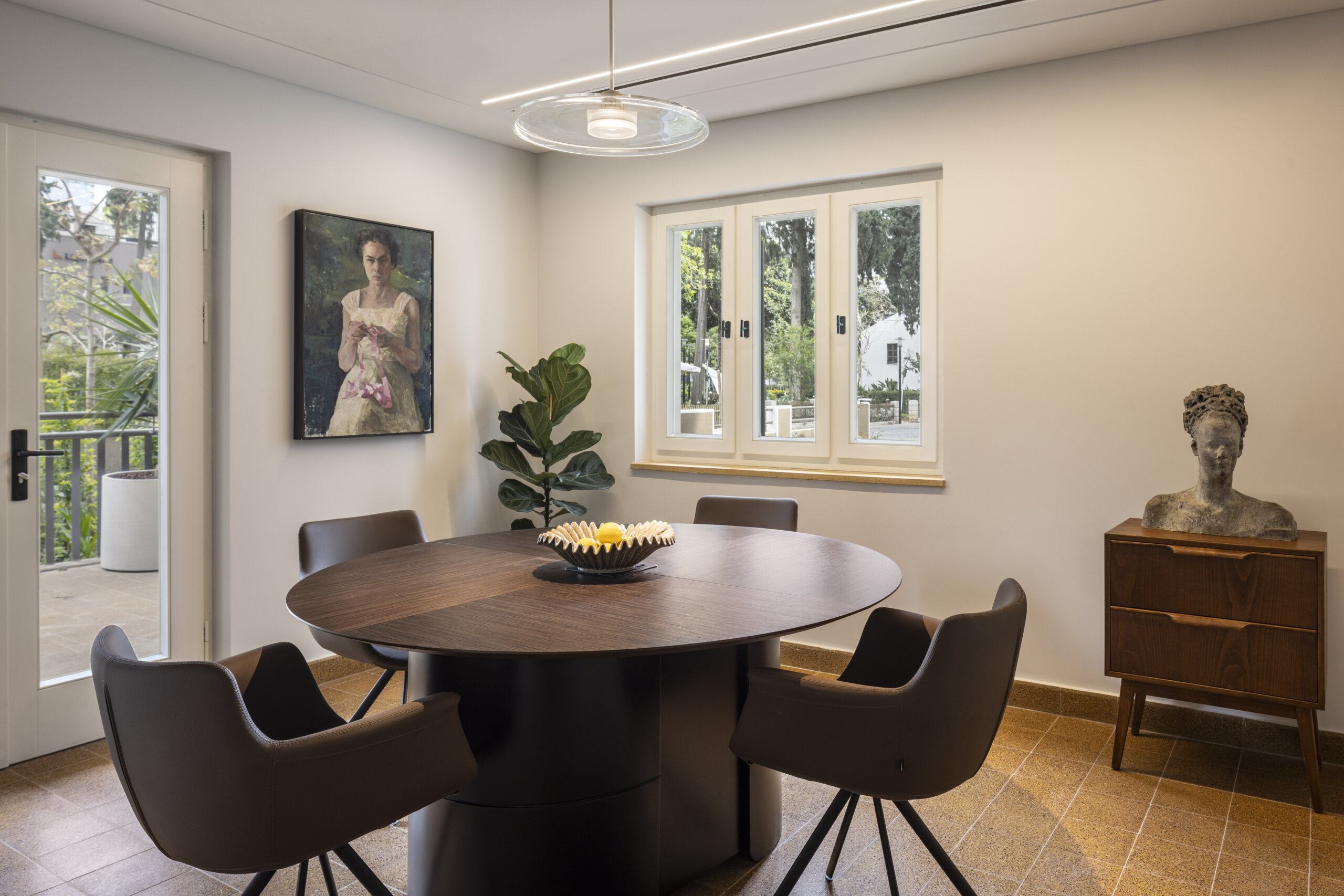 Moon table by Pitaro+rego chair by B&T (3)