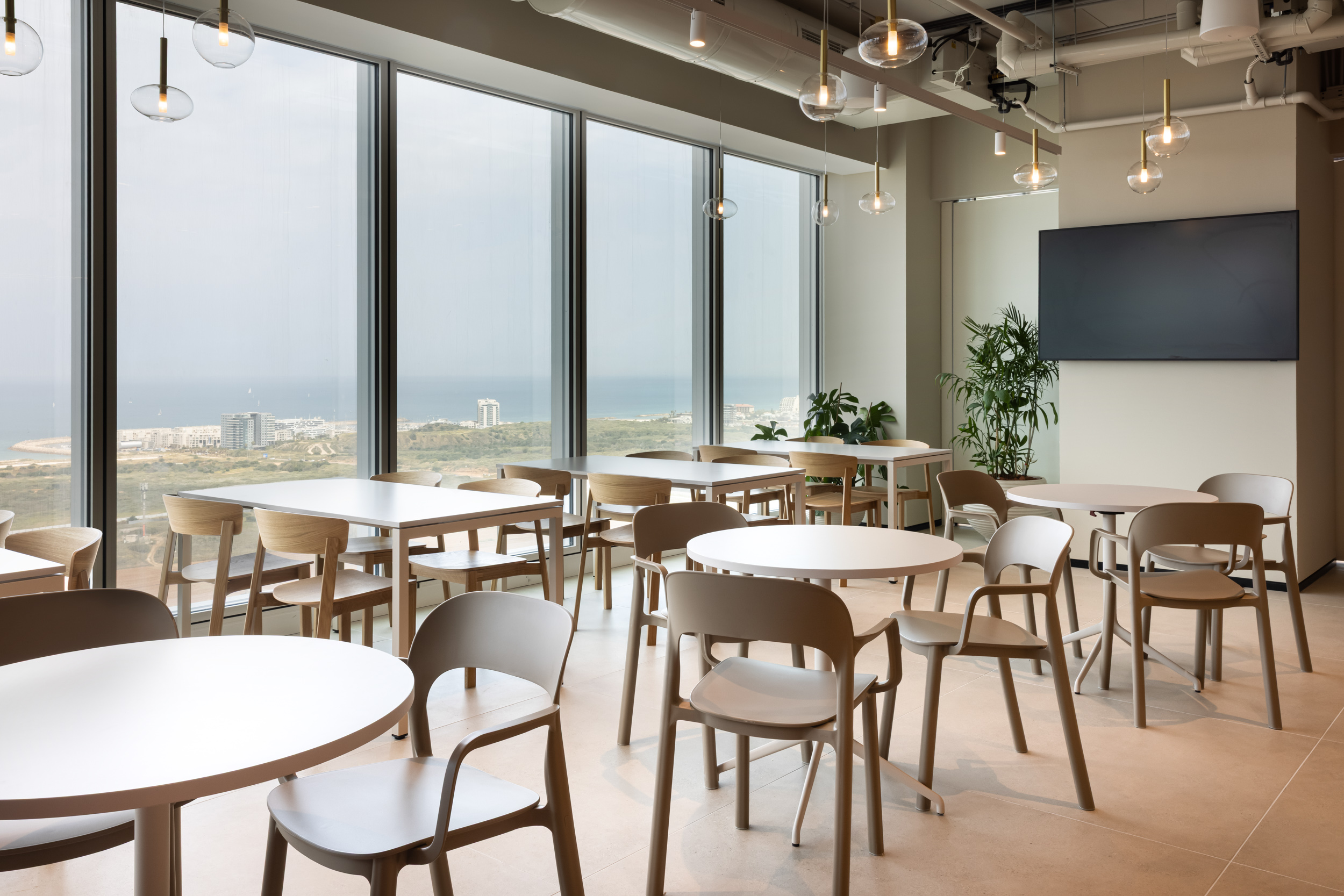 Ona chair by Resol+noa table by Raio+nord chair by Fameg+tar 40 by Actiu