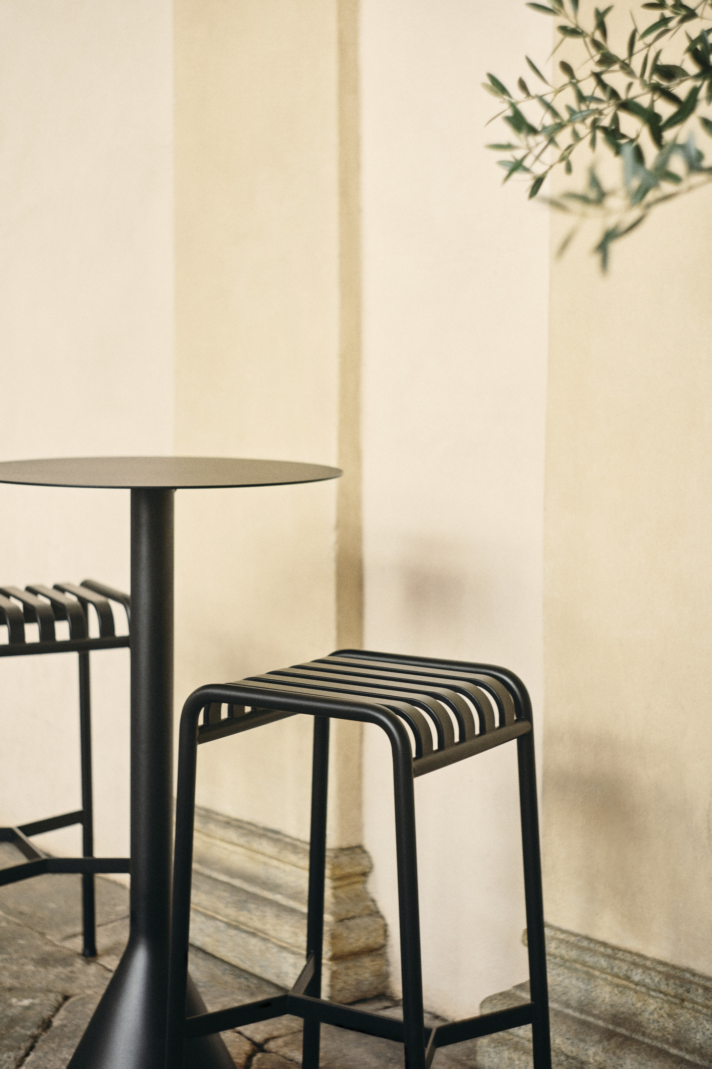 Palissade Bar Stool anthracite_Palissade Cone Table anthracite