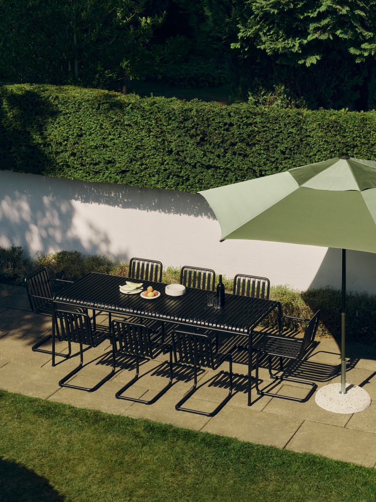 Palissade Cantilever Chair_Armchair_Table L220 anthracite_Terrazza Parasol Hexagon green and dark green_Terrazza Parasol Base