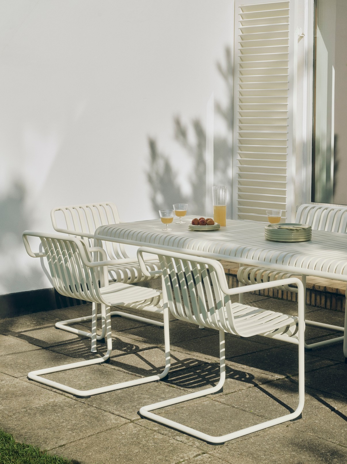 Palissade Cantilever Dining Armchair_Palissade Table L220 cream white_Barro Plate pistachio