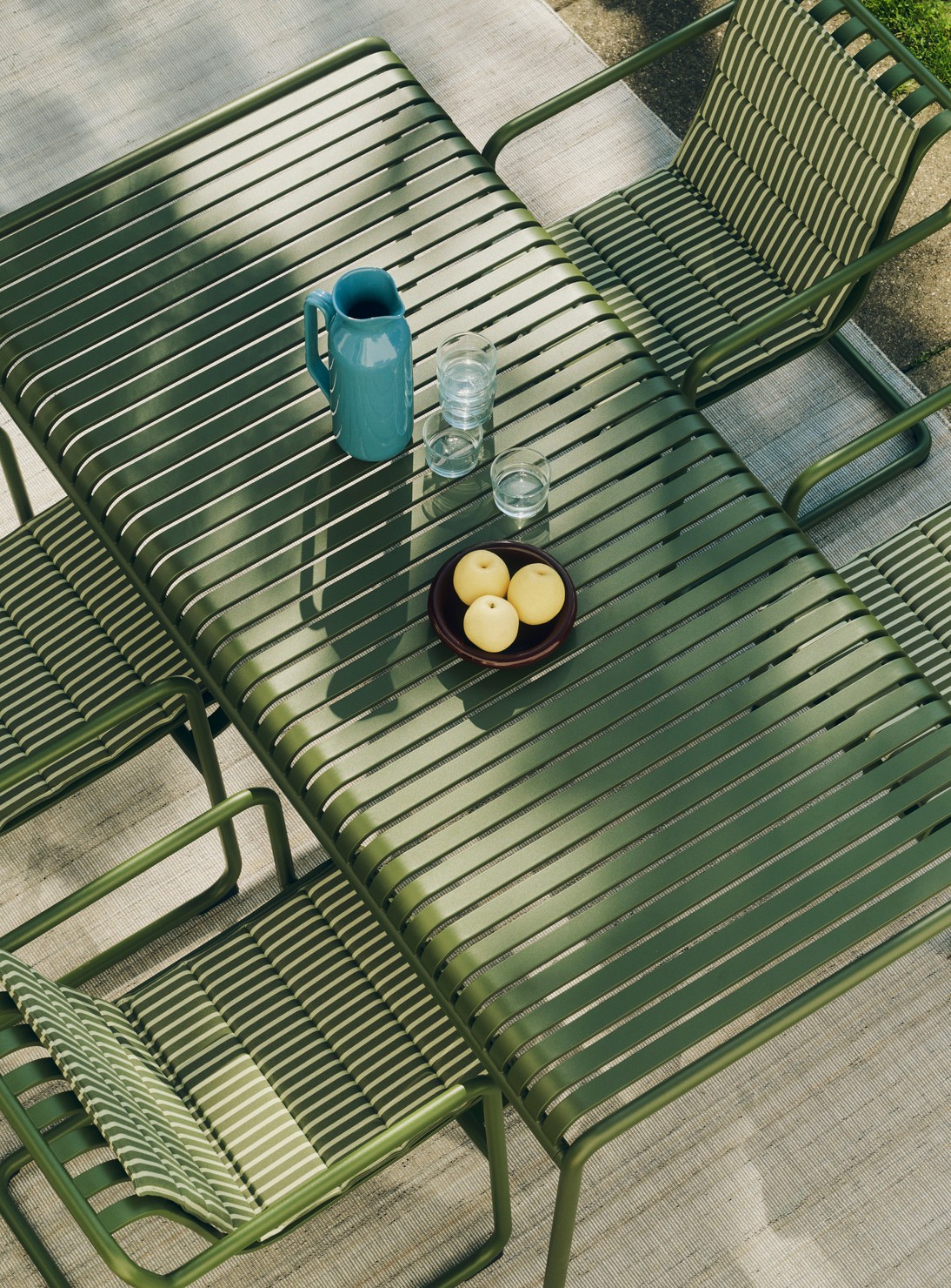 Palissade Cantilever Dining Armchair_Palissade Table olive_Terrazza Folding Seat Cushion olive