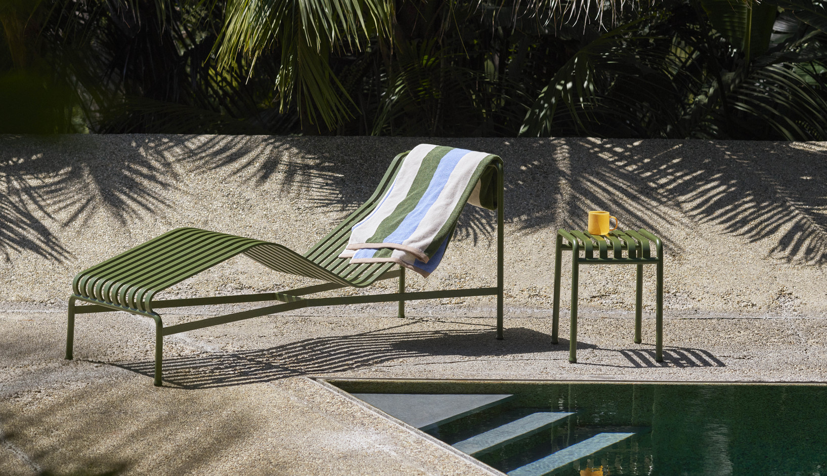Palissade Chaise Longue olive_Palissade Stool olive_Trio Bath Sheet sky blue
