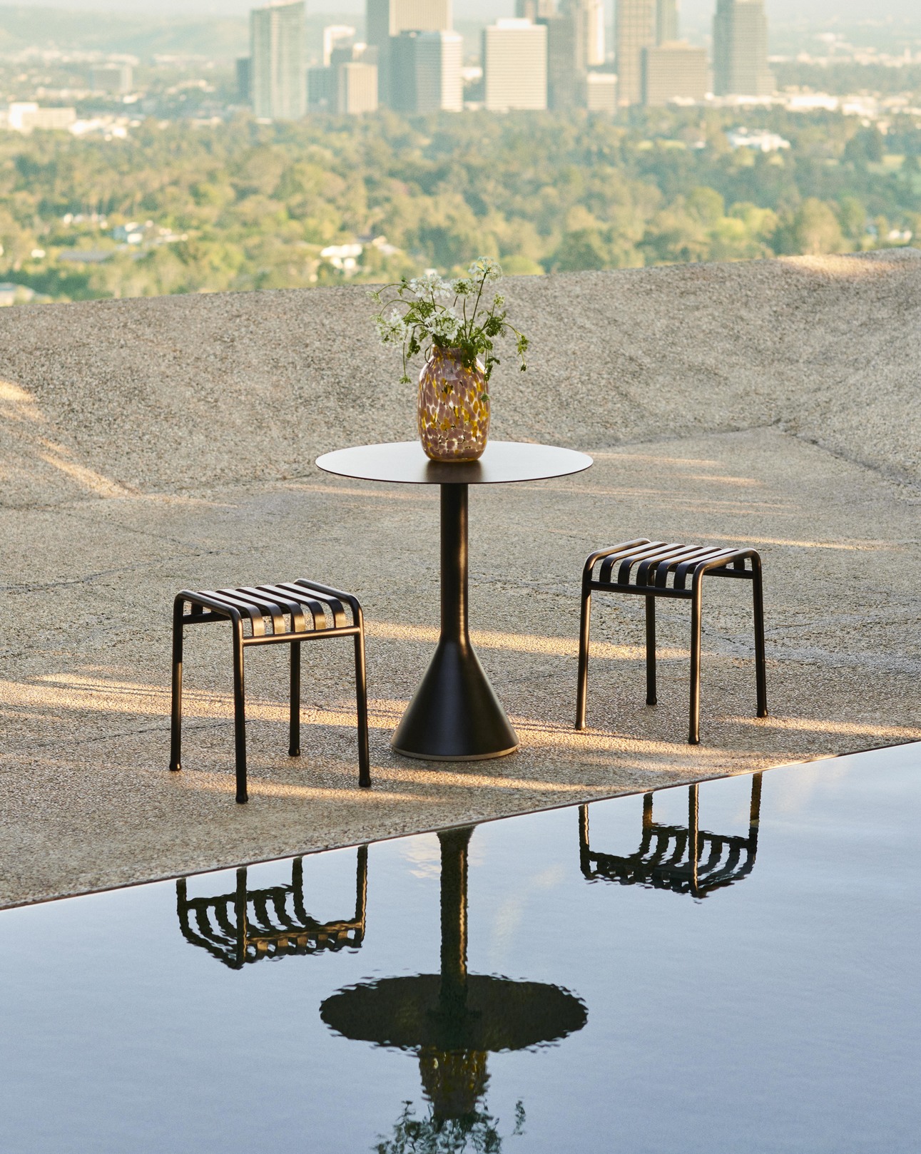 Palissade Cone Table anthracite_Palissade Stool anthracite_Splash vase Round L light pink and yellow