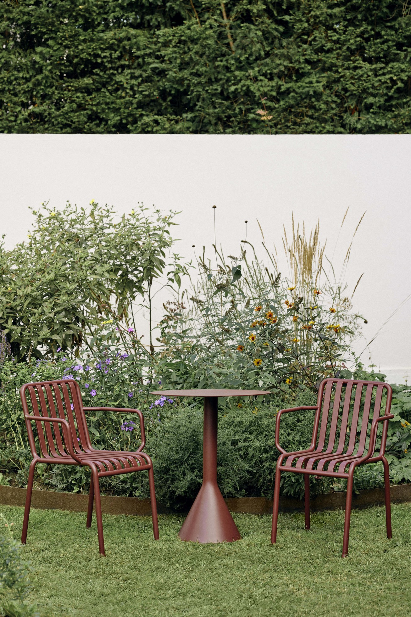 Palissade Cone Table_Palissade Armchair iron red