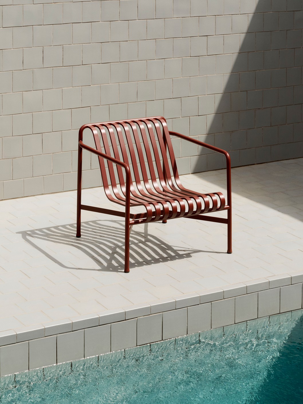 Palissade Lounge Chair Low iron red 02