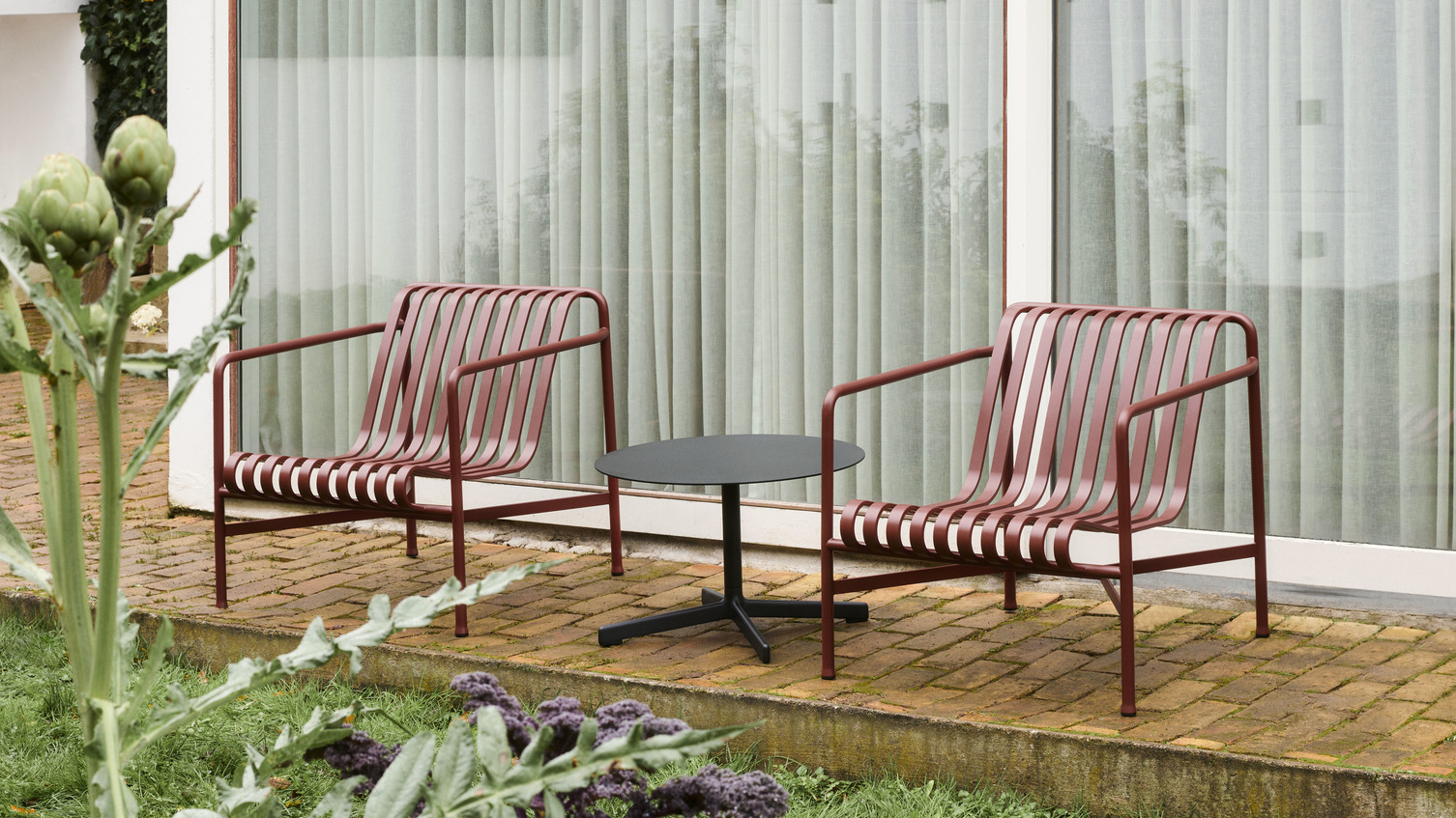 Palissade Lounge Chair Low iron red_Neu Low Round Table dia60xH40 anthracite powder coated steel