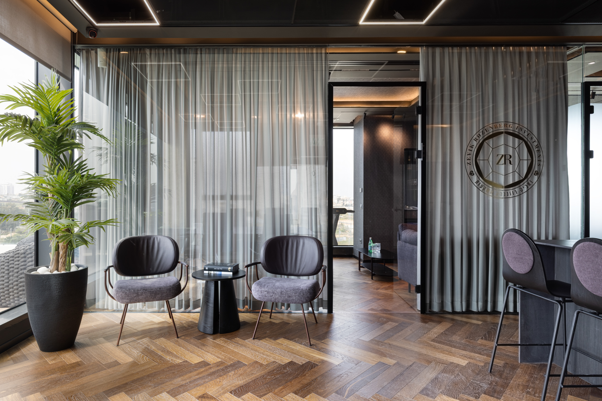 flip armchair by Bert plategie+dot bar stool by B&T+cep by Teulat (2)