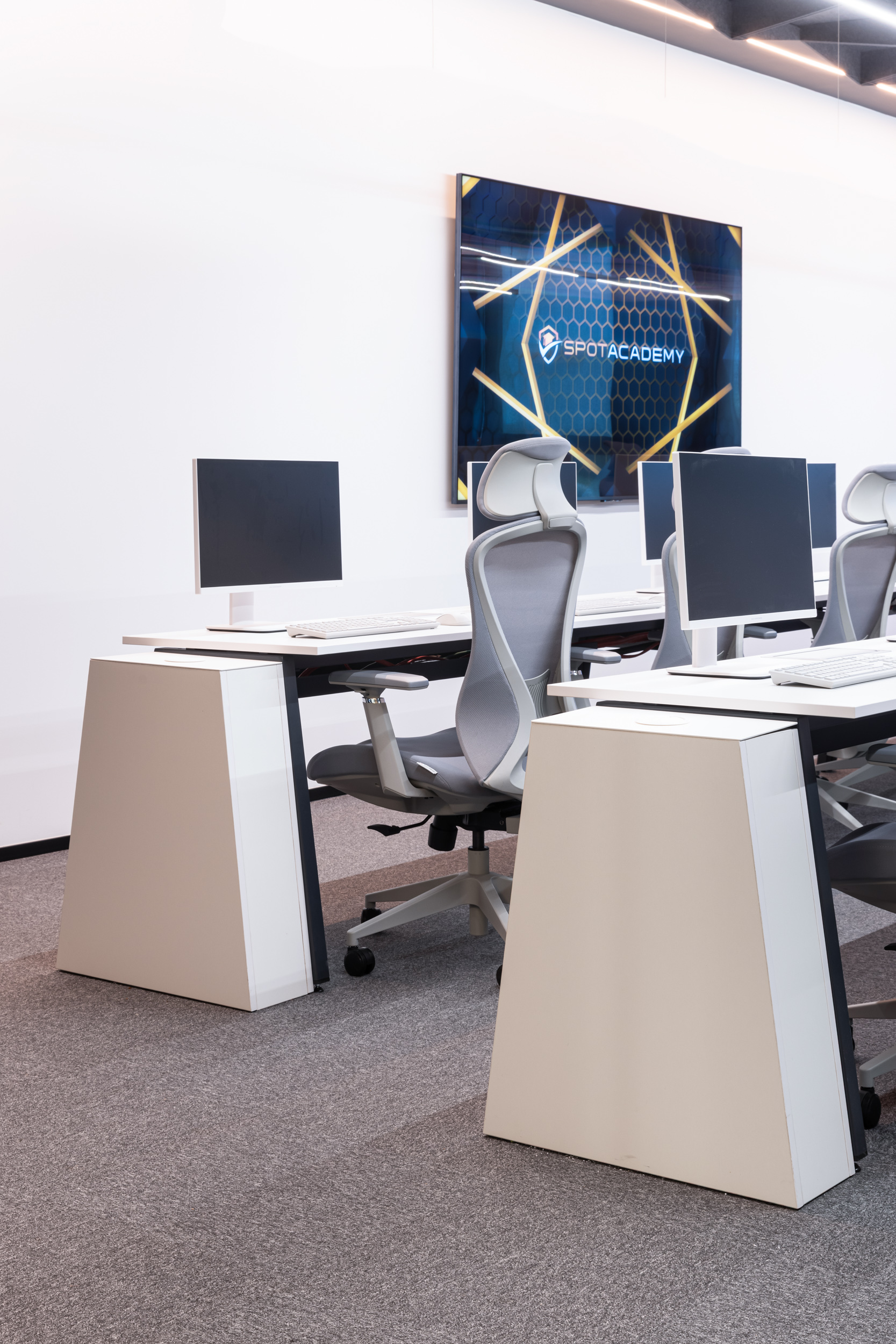 noa table by raio+כיסוי רגל בייצור מקומי (3)